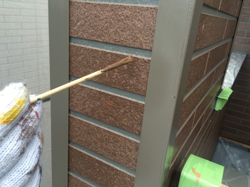 補修塗装の拡大 釘跡に調色塗料を塗布