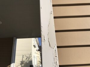 札幌市住宅の玄関正面にある白いコーナー部分の塗膜剥がれ