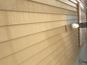 札幌市住宅の外壁中塗りを進めている途中の状態