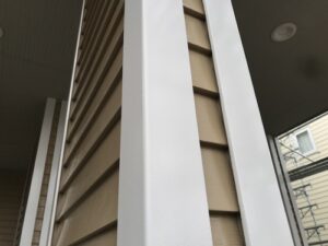 塗膜剥がれを補修して塗装した玄関正面の白いコーナー部分