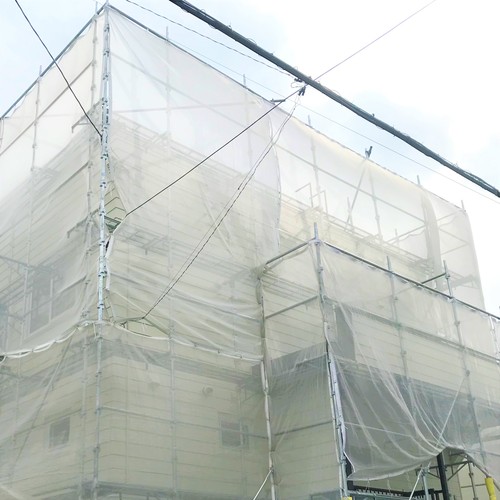 江別市H様邸の塗装工事で足場を設置した住宅