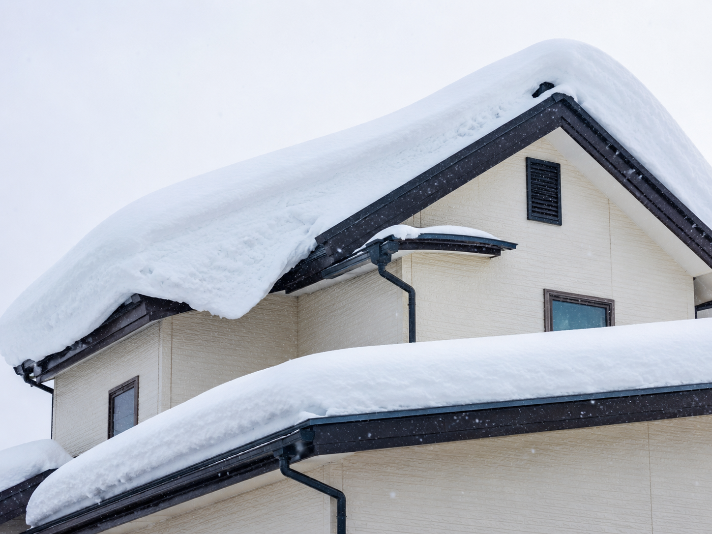 北海道の住宅屋根に雪が積もっている冬のイメージ